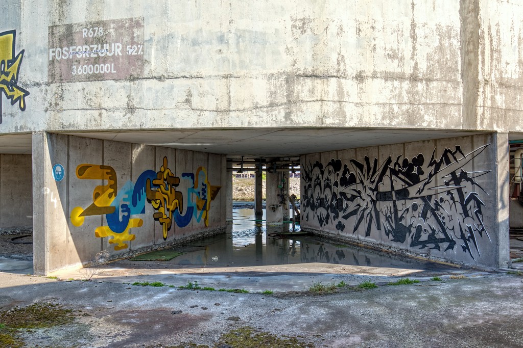 HDR graffiti streetart art kunst factory usine fabriek urbex chemie chemical industry industrie lost abandoned abandonnee decay vervuild pollution vervuiling